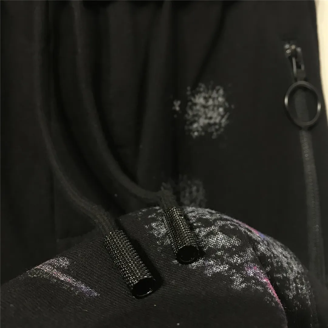 Tested version OFF 17FW WHITE Starry Sky Fireworks Splash Ink OW Sports Autumn and Winter Sweatpants Casual Pants Men's and Women's Tight Pants The fireworks color is obtained through contrasting printing. There are eight panels in the whole body. Seven color sets and eight panels are printed in eight times. The first layer is gray, the second layer is white, the third layer is yellow, the fourth layer is green, the fifth layer is blue, the sixth layer is purple, the seventh layer is orange, and the last layer is made of arrow paint printing. The seven colors are stacked on each other, and new colors will also be produced. The arrows on the back and the squares on the front are first glued and then hung four times in a row. The paint has an obvious concave and convex feeling. Quality depends on the details. The blue letters are electrostatic three-dimensional flocking. They are made separately first and then printed through high-temperature thermal transfer. The difficulty is unprecedentedly high. I have made more than 50,000 pieces of fireworks series in total. More than half of the ones you see on the market are from my home!  Size: XS-L Color: Black (The waist is elastic and can be enlarged) P: 380